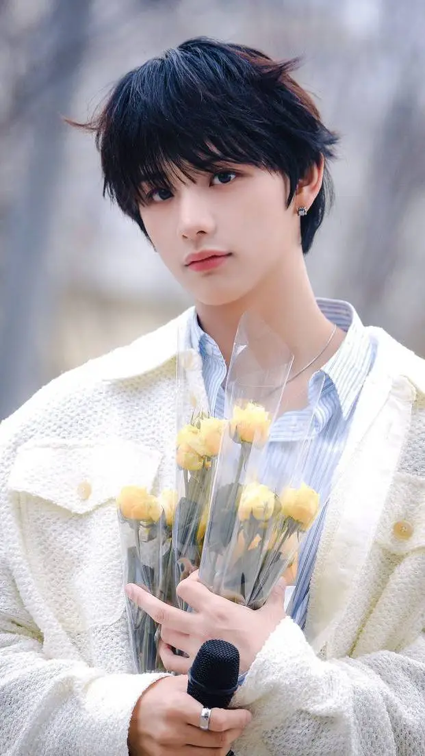 ai character: Mak Chun Sing  background