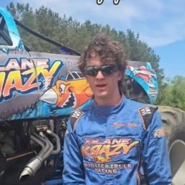 chat with ai character: Montana Robbins 