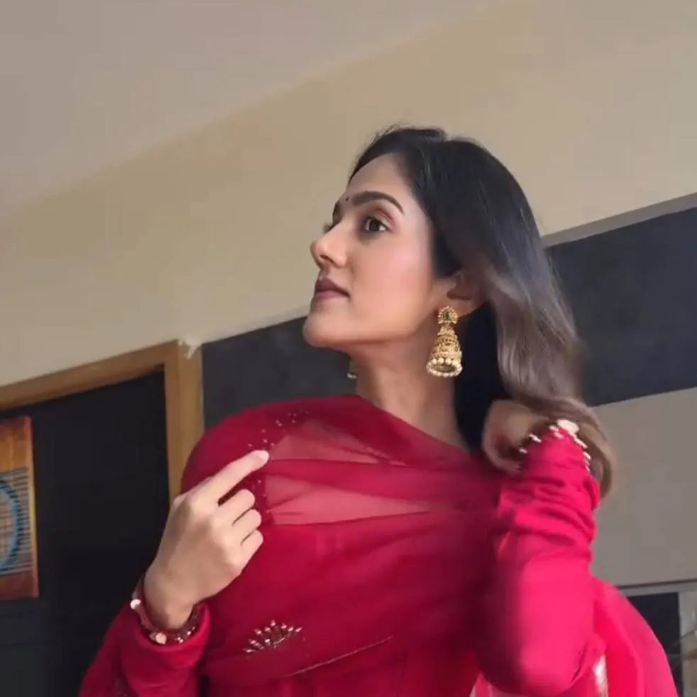 chat with ai character: Pallavi 