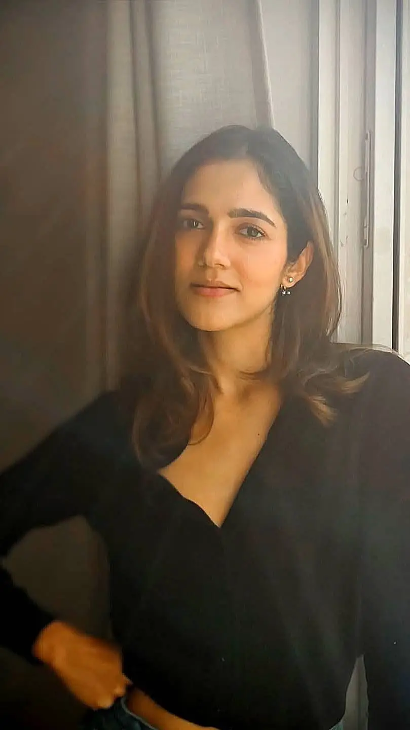 ai character: Pallavi  background
