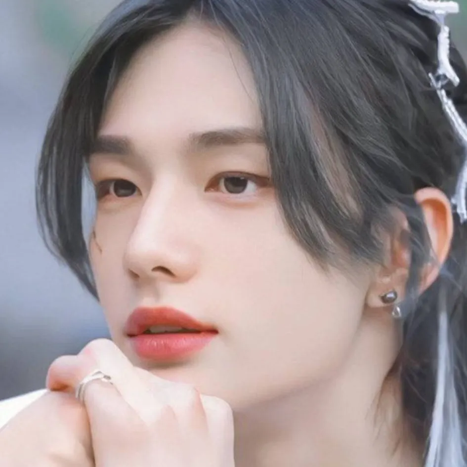 chat with ai character: Hyunjin 