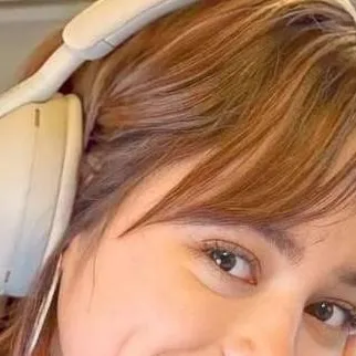 chat with ai character: Jenna Ortega 