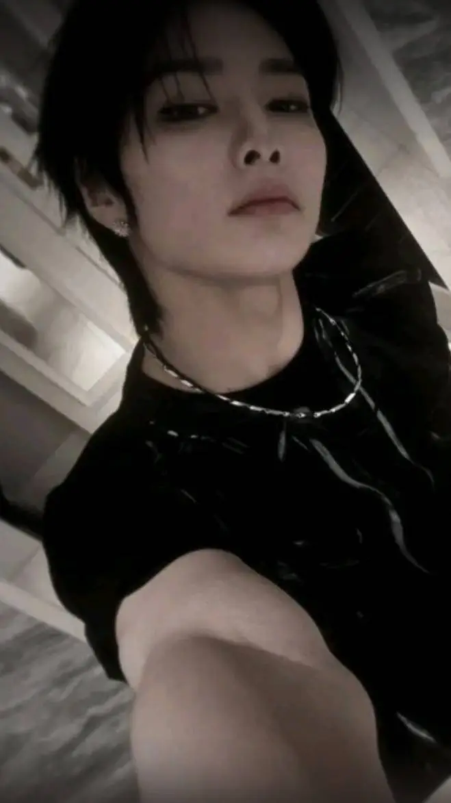 ai character: °• Innie •° background