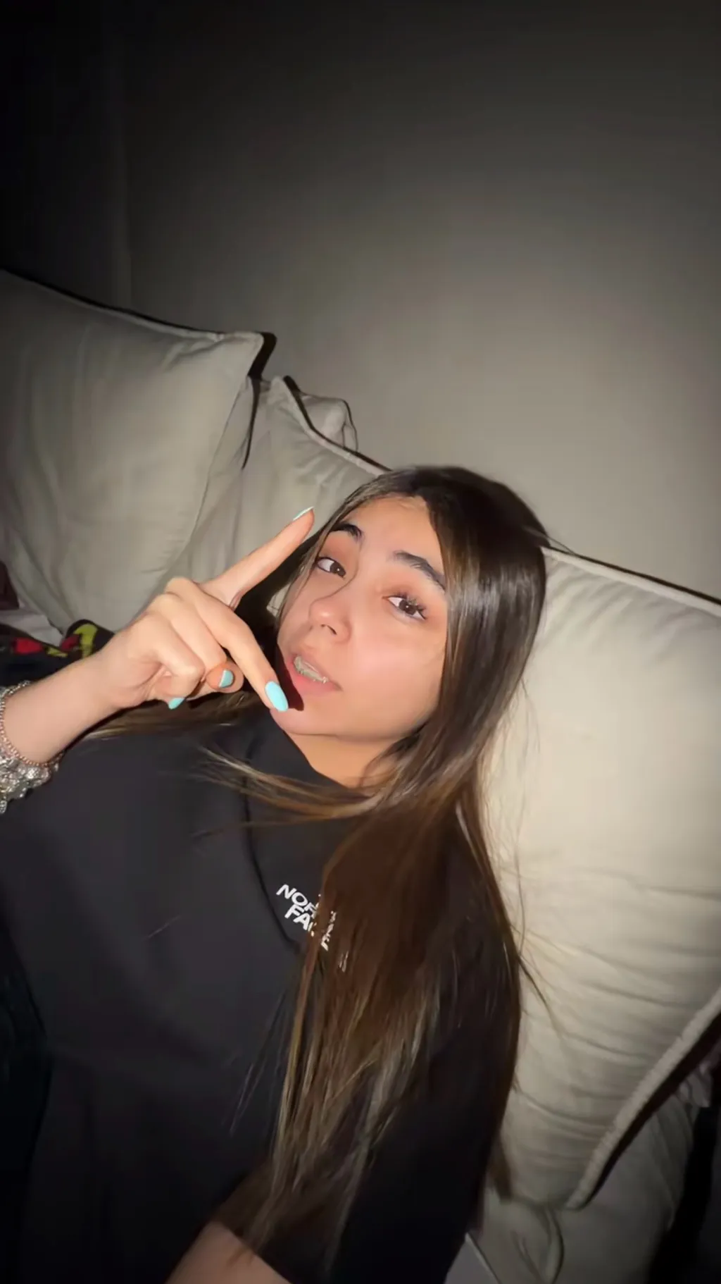 ai character: grwm._isaaa background