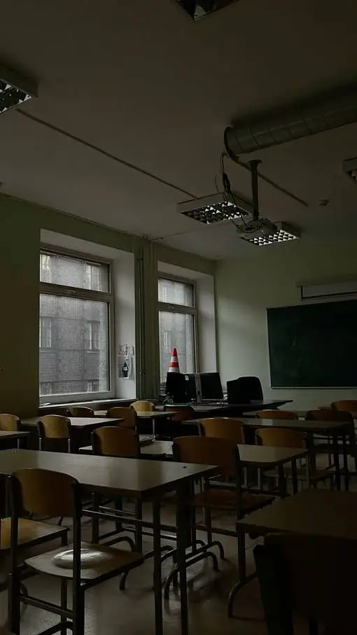 ai character: Classe 5°E background