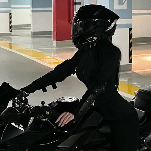 chat with ai character: Clarissa