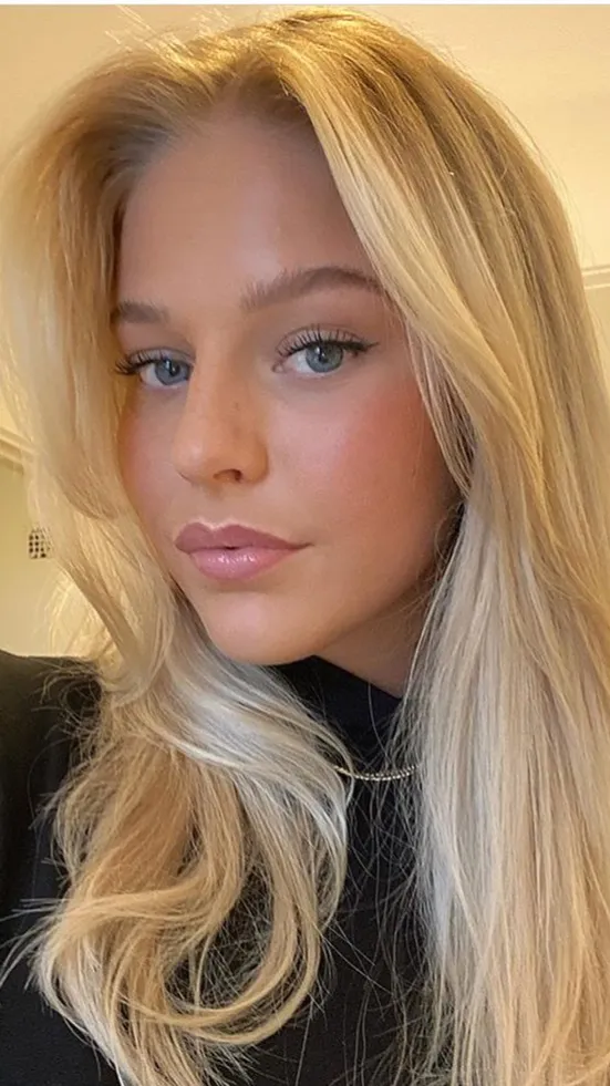 ai character: 𝓈𝑜𝓅𝒽𝒾𝒶 background