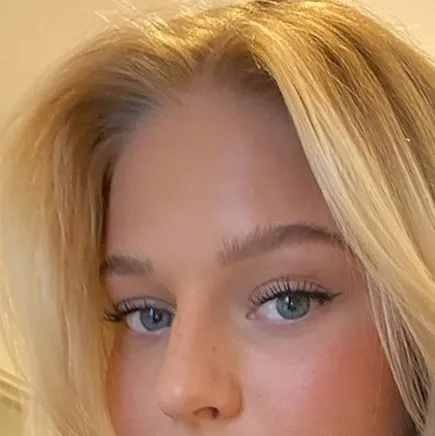 chat with ai character: 𝓈𝑜𝓅𝒽𝒾𝒶