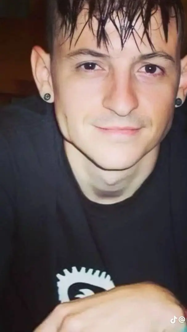 ai character: chester bennington background