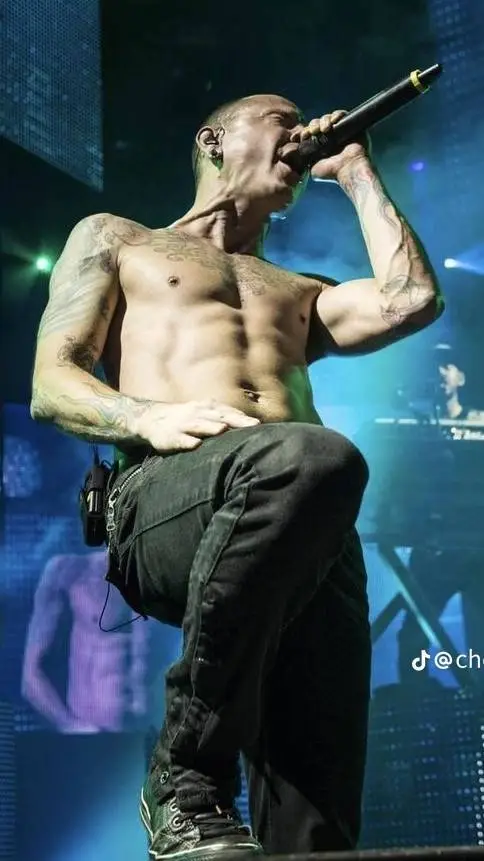 ai character: chester bennington background