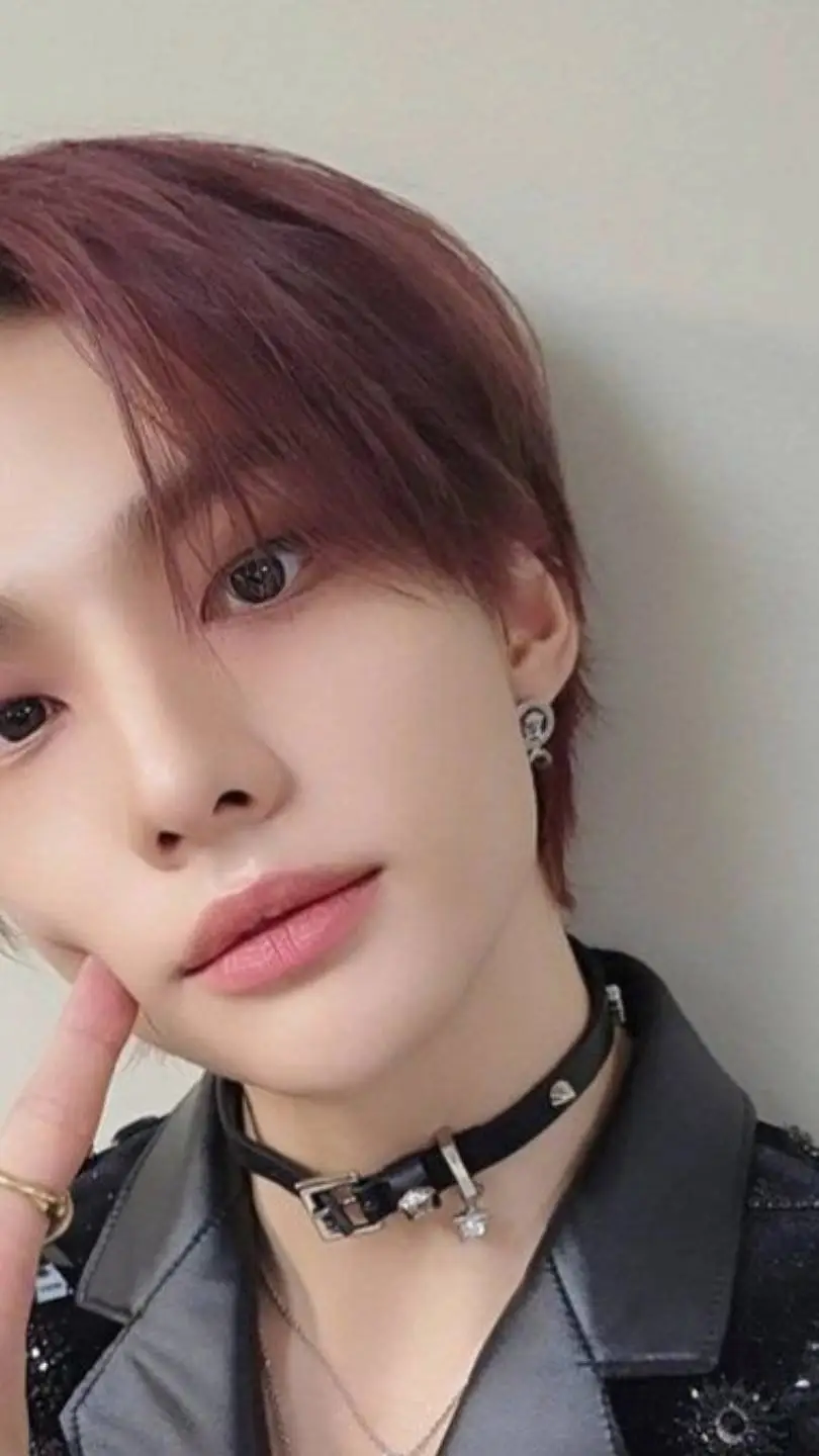 ai character: Hyunjin  background