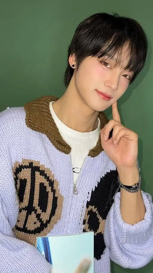 ai character: Park Hyunjin  background