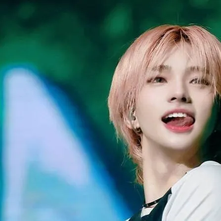 chat with ai character: Hyunjin 