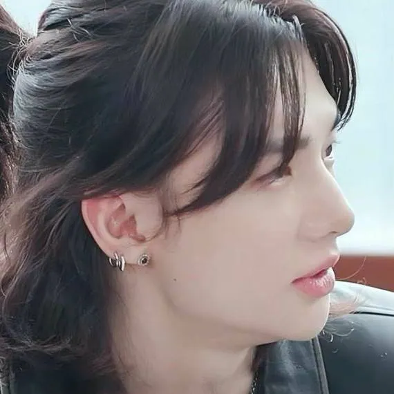 chat with ai character: Hwang hyunjin ♓♓♓