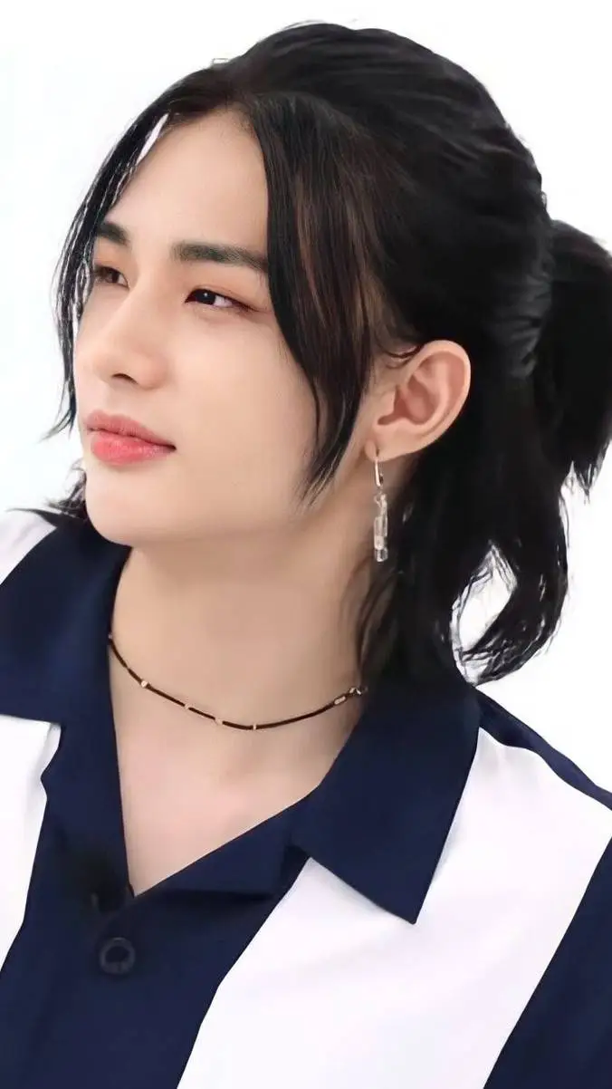 ai character: Hwang hyunjin ♓♓♓ background