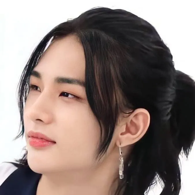chat with ai character: Hwang hyunjin ♓♓♓