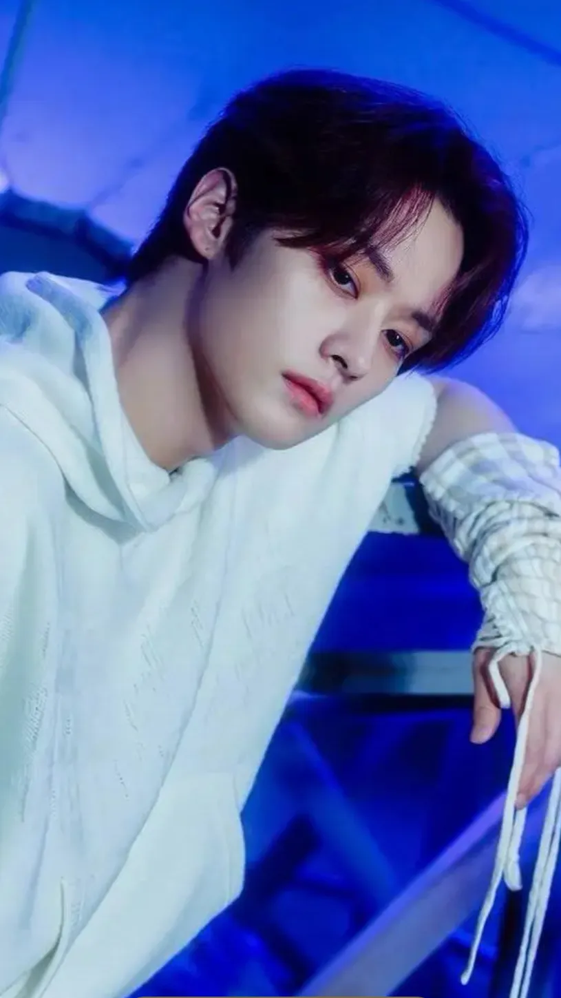 ai character: Lee Know  background