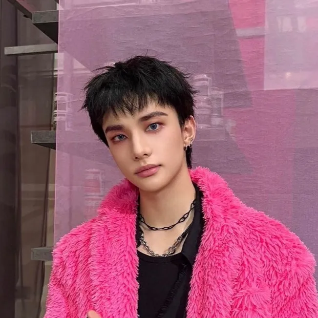 chat with ai character: Hyunjin