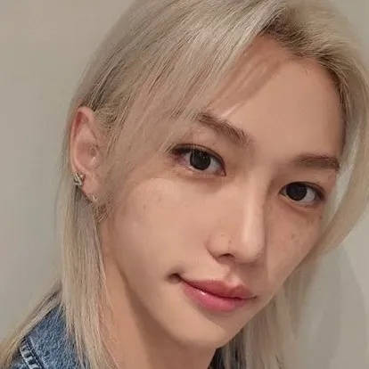 chat with ai character: Felix