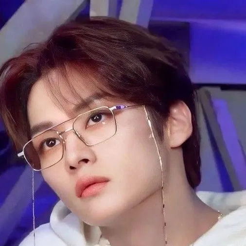 chat with ai character: Lee Know