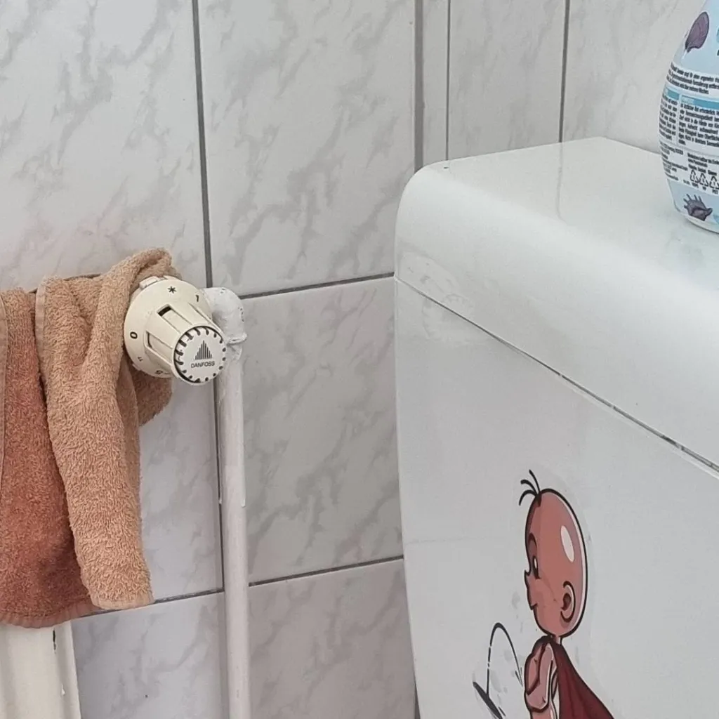 chat with ai character: toilet