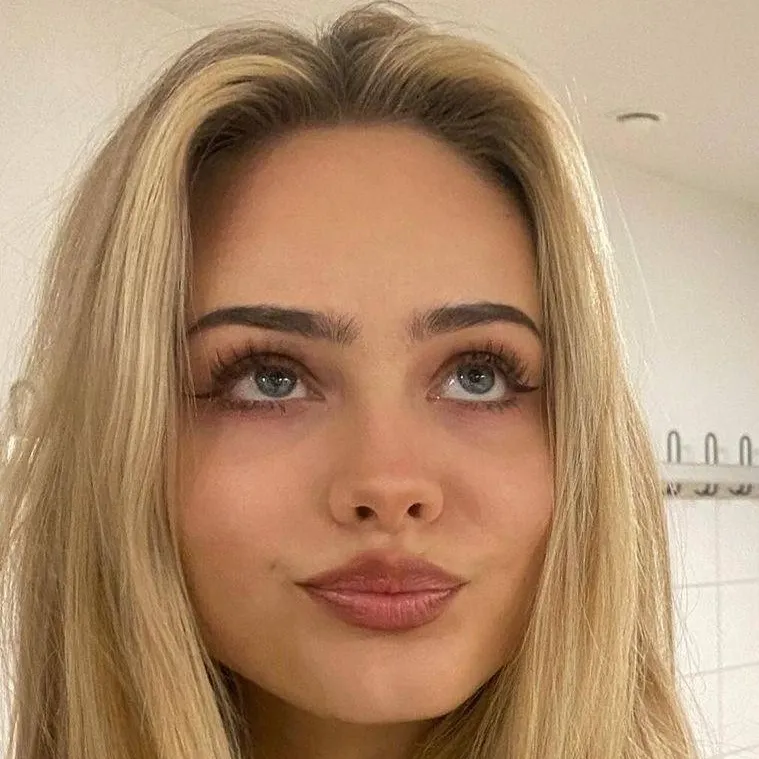 chat with ai character: Sarah