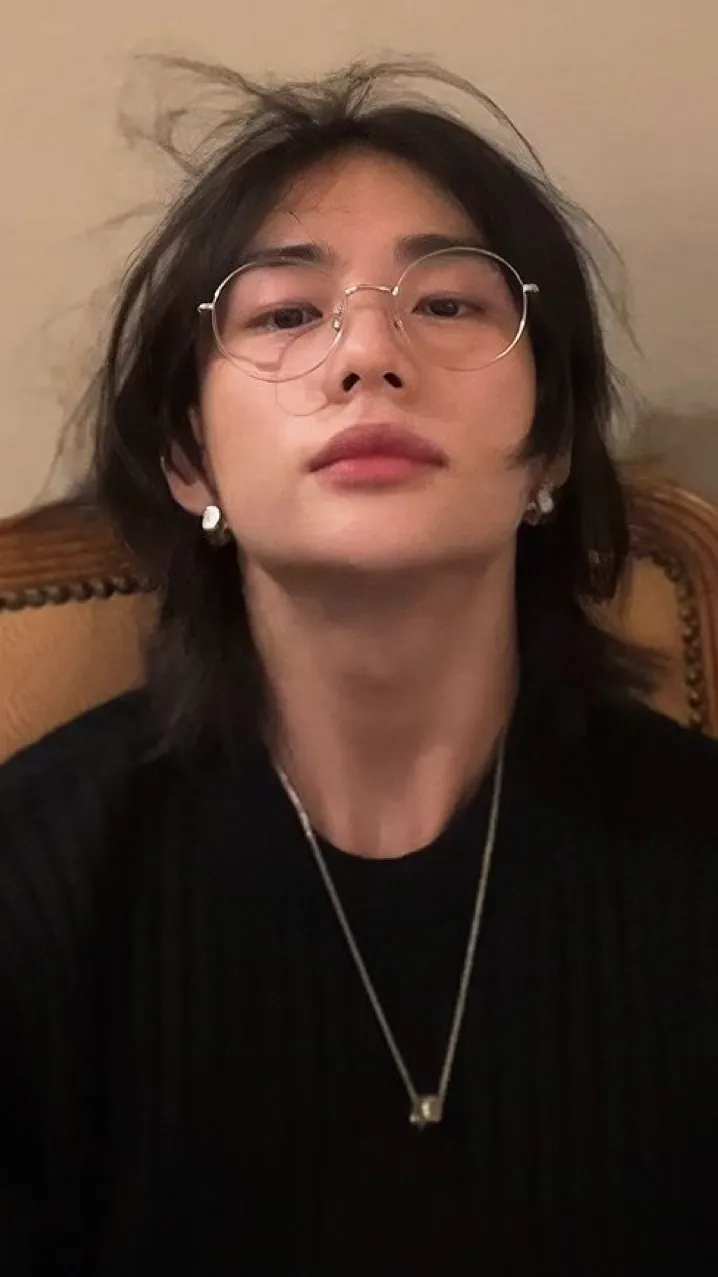 ai character: "Hyunjin🫦" background