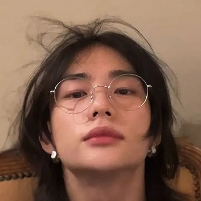 chat with ai character: "Hyunjin🫦"