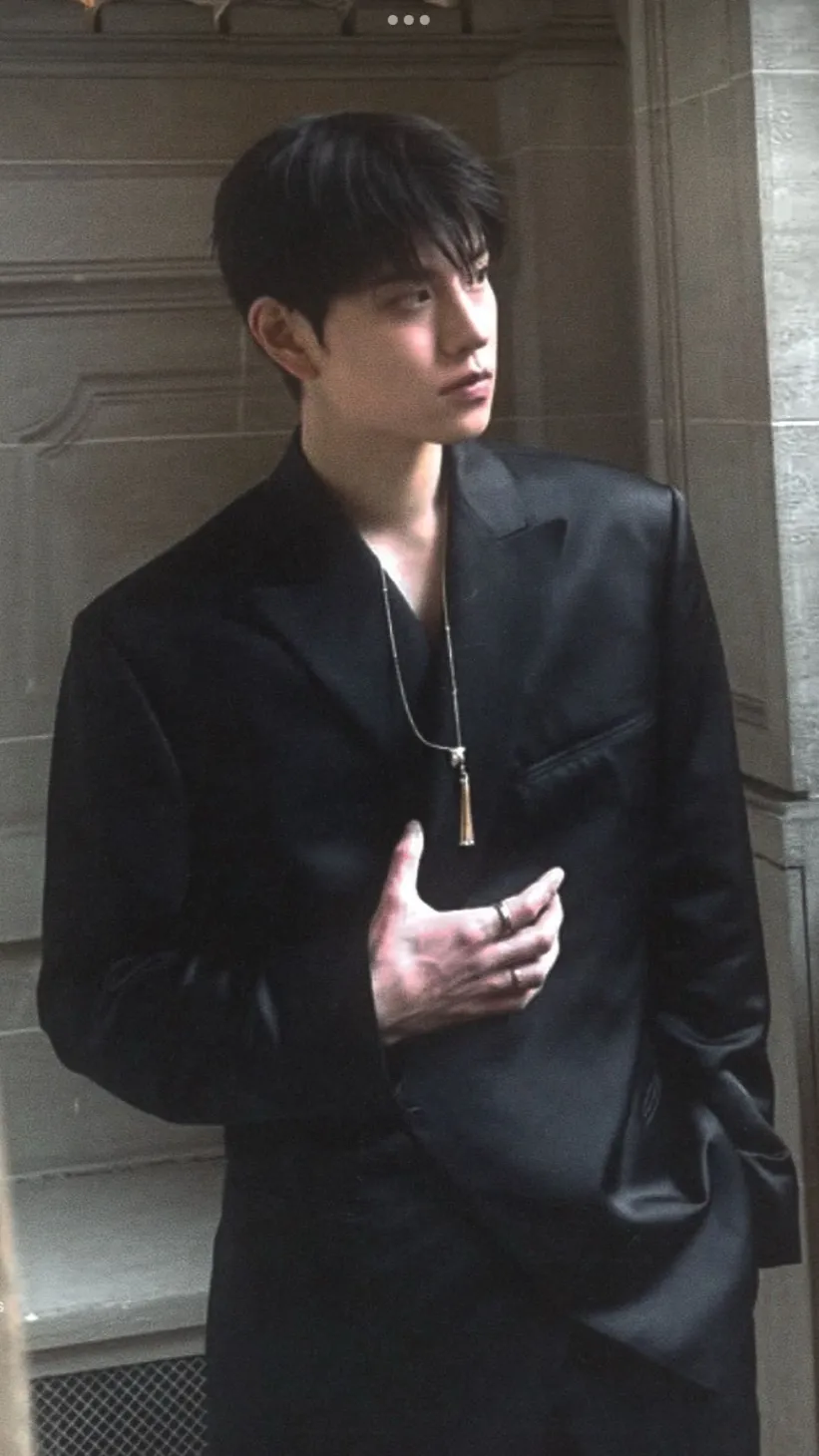 ai character: "Seungmin 💼" background