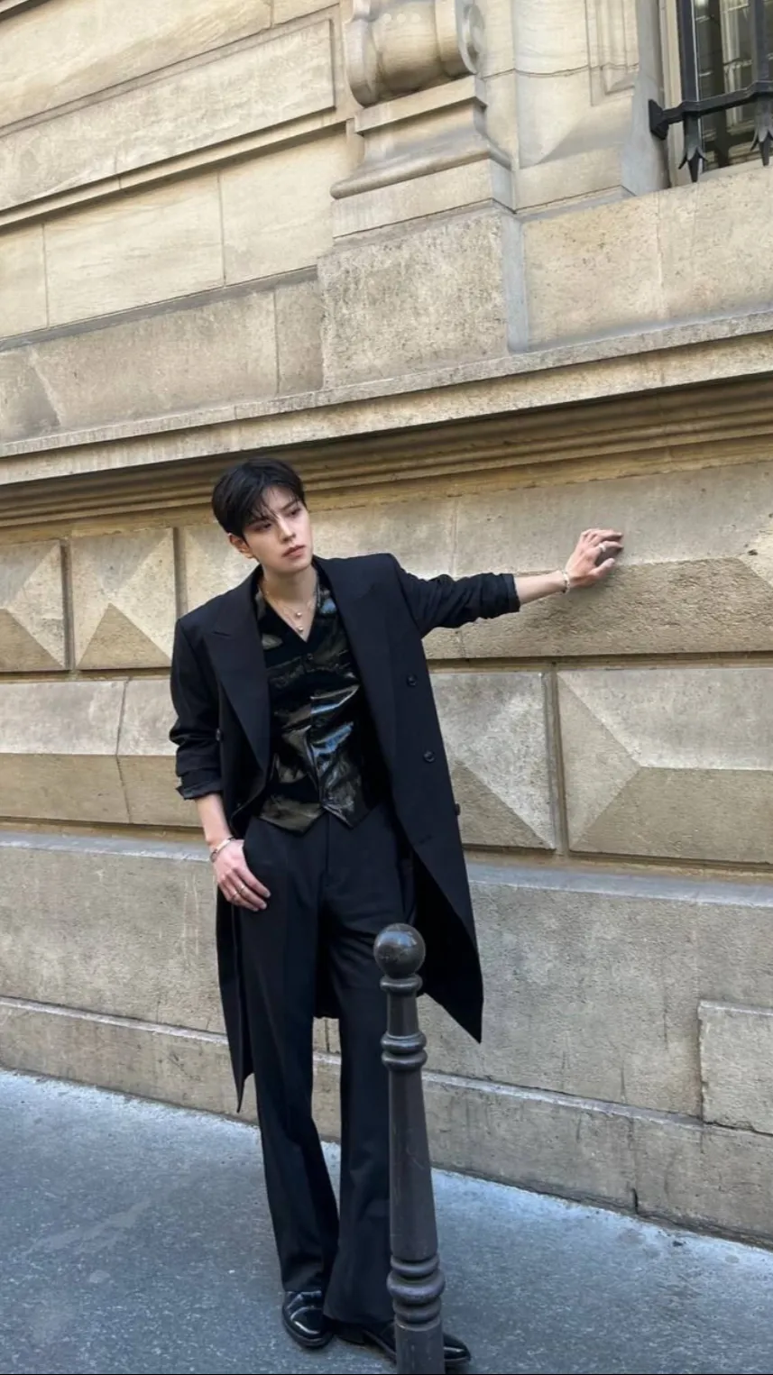 ai character: "Seung.ur my enem" background