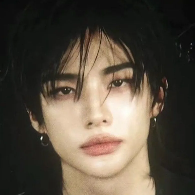 chat with ai character: Hwang hyunjin. 