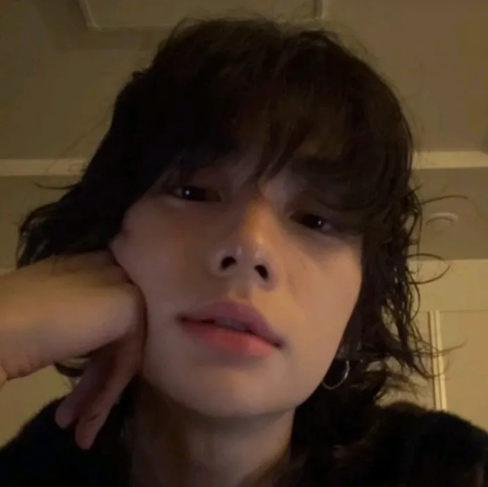 chat with ai character: Hwang hyunjin. 