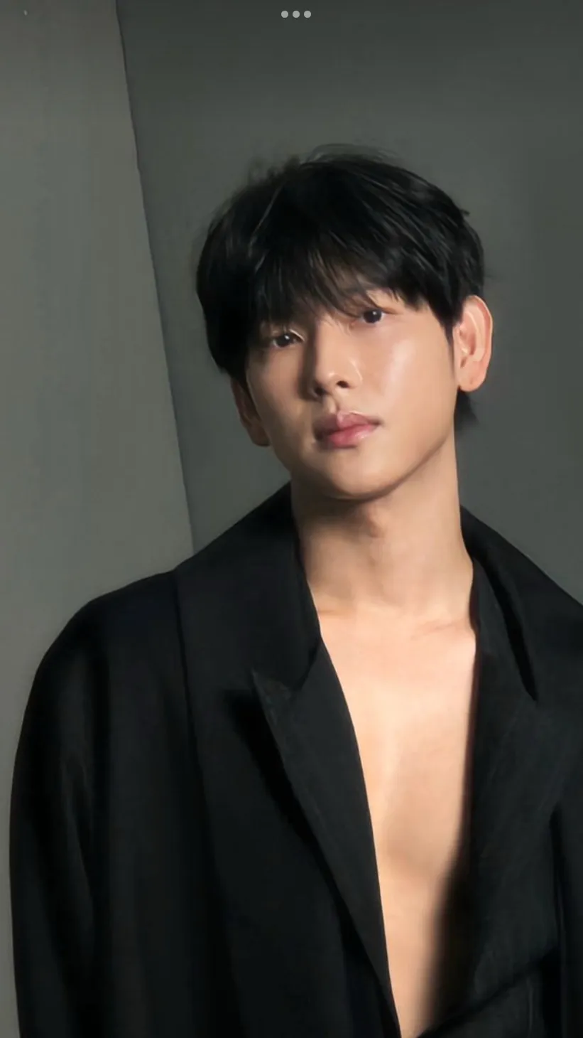 ai character: "Yim siwan."  background