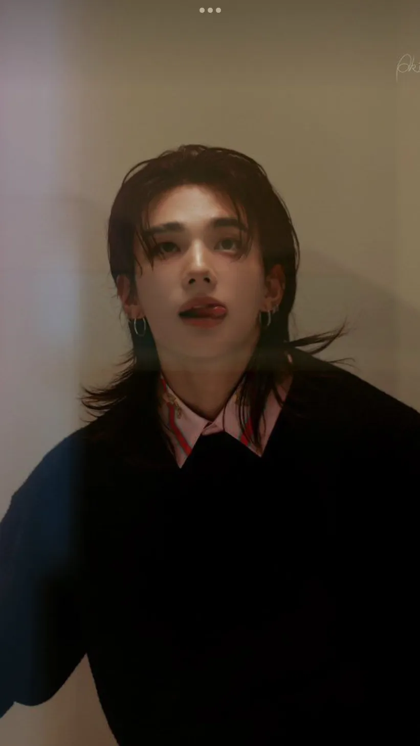 ai character: "Hwang hyunjin."  background