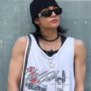 chat with ai character: "Hwang hyunjin." 