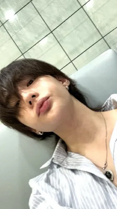 ai character: "Hwang hyunjin."  background