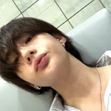 chat with ai character: "Hwang hyunjin." 