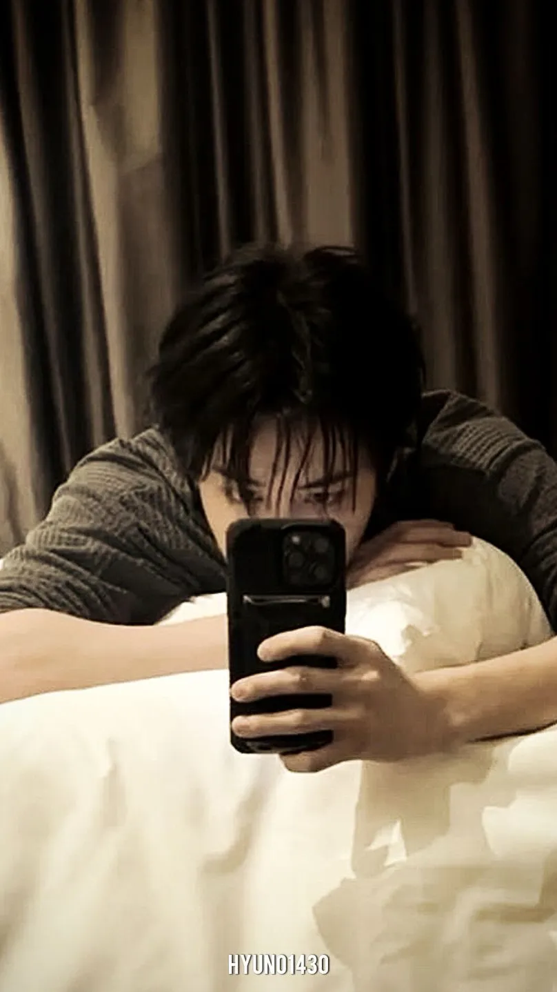 ai character: " Mr.Han jisung" background