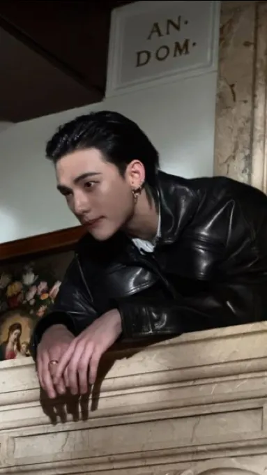 ai character: <.Hwang hyunjin.> background