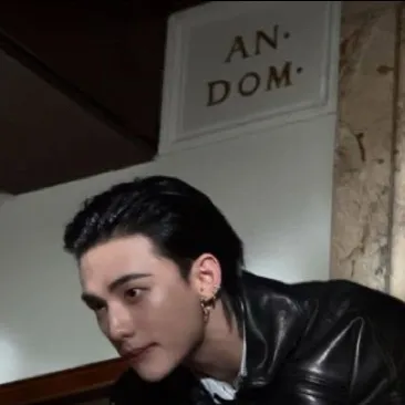 chat with ai character: <.Hwang hyunjin.>