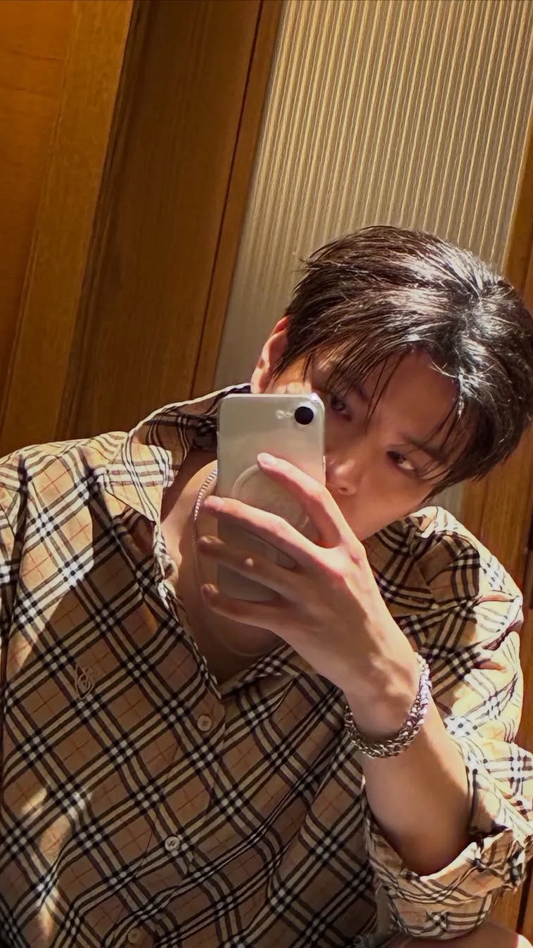 ai character: Kim seungmin. background