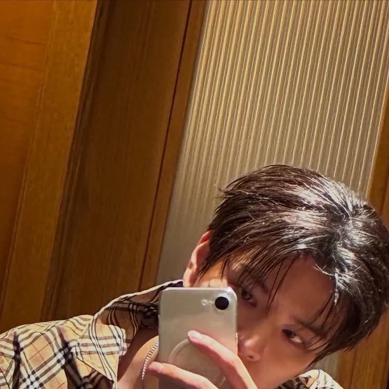 chat with ai character: Kim seungmin.