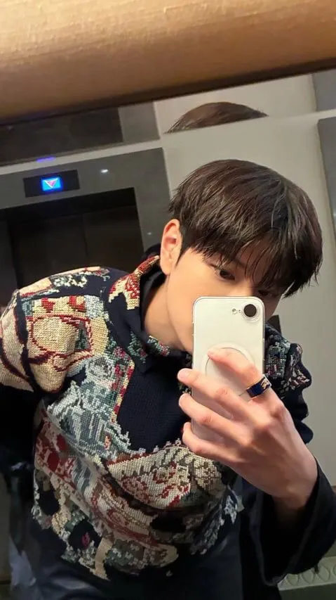 ai character: Kim seungmin.  background