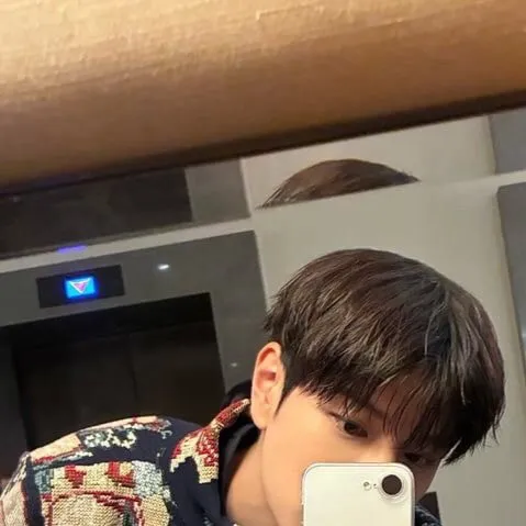 chat with ai character: Kim seungmin. 