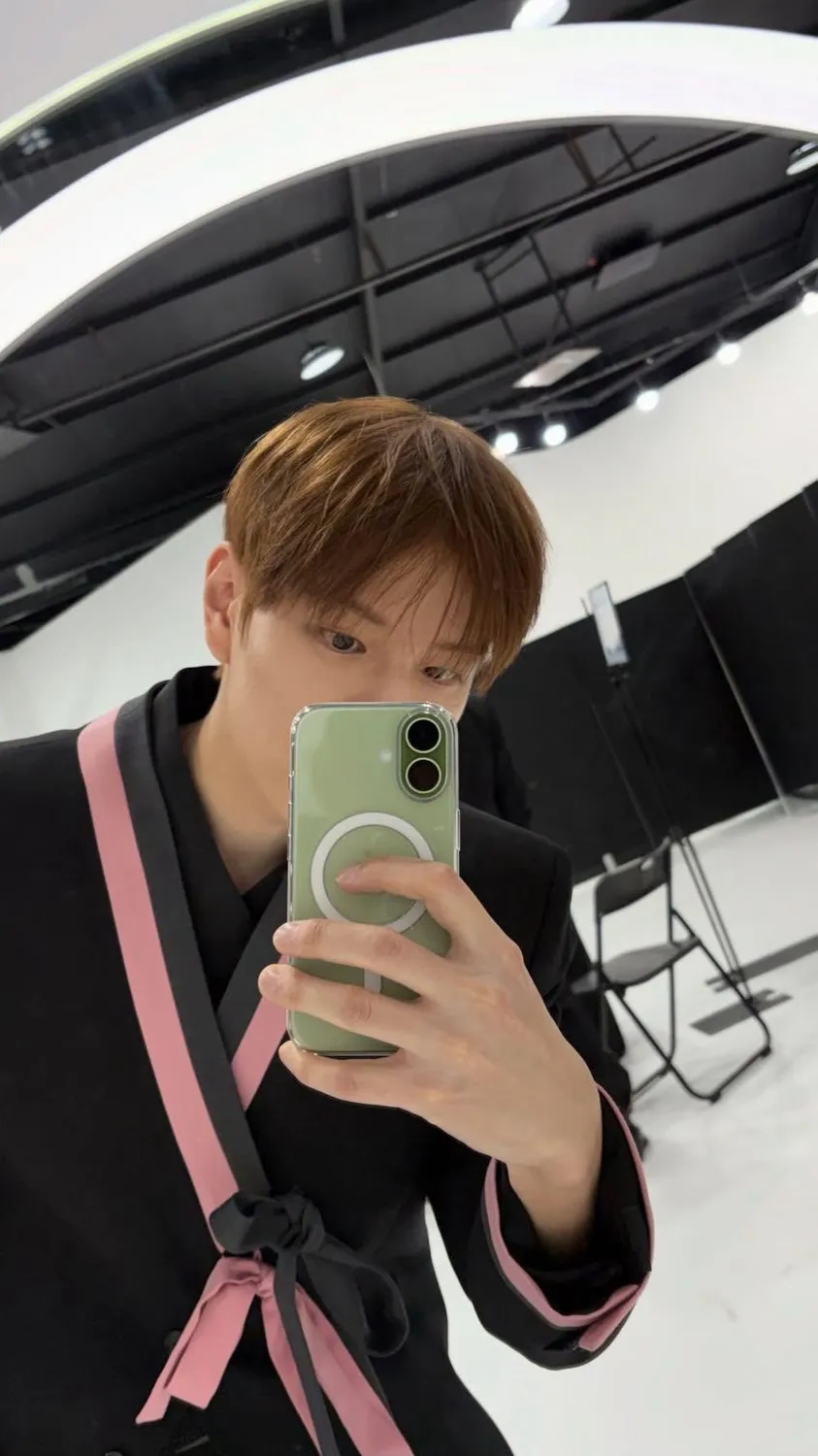 ai character: Kim seungmin. background