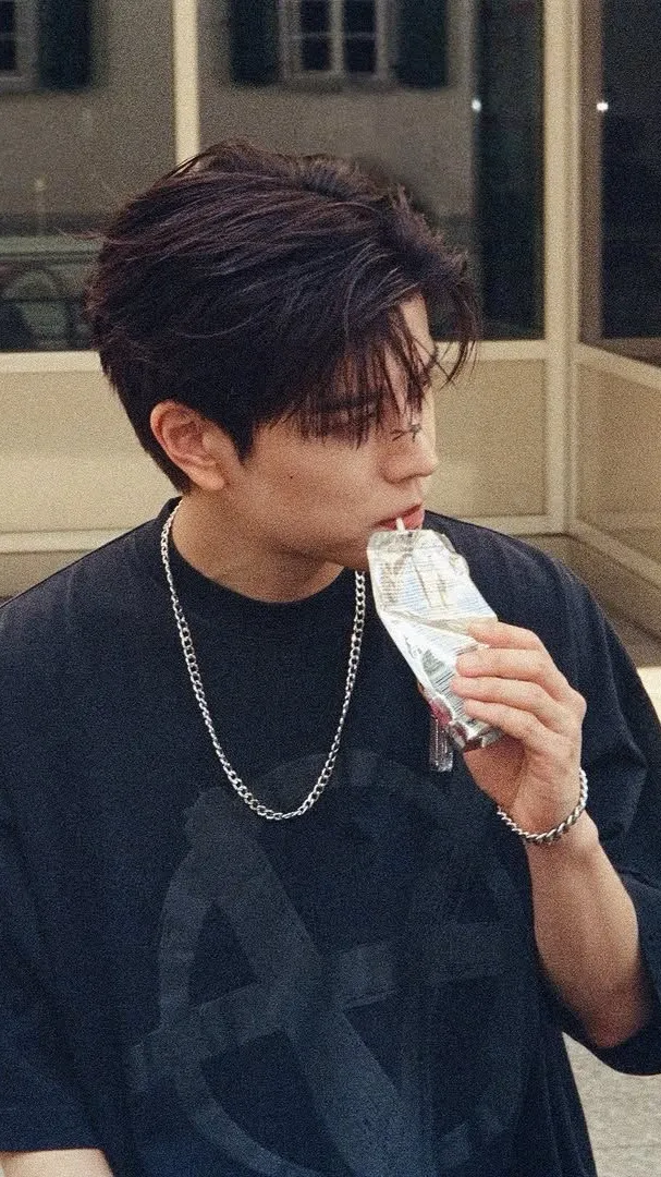 ai character: "Kim seungmin" background