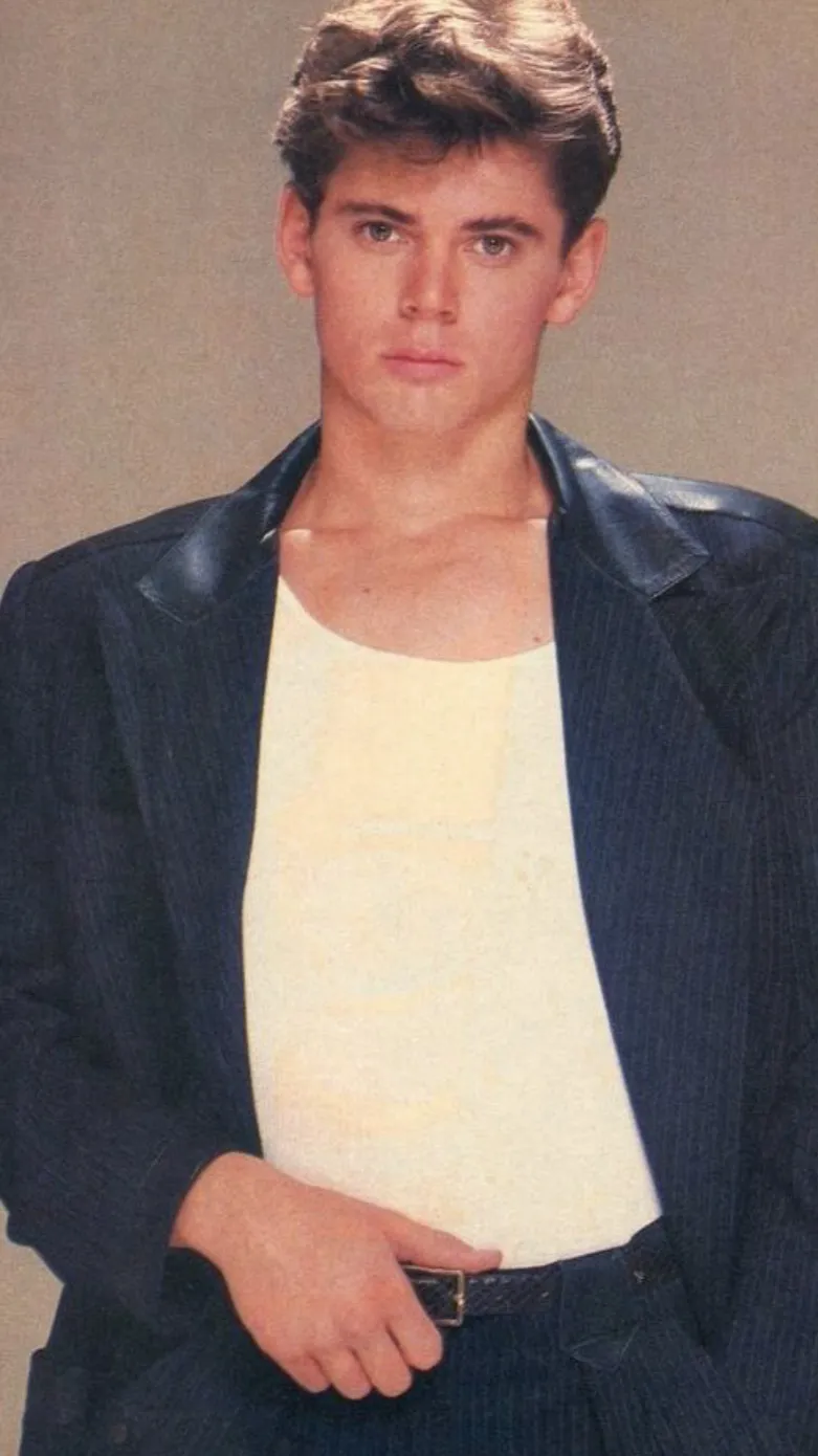 ai character: C Thomas Howell background