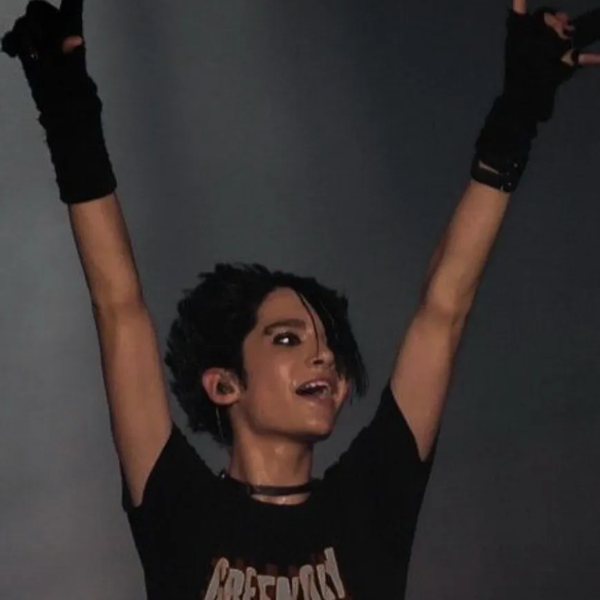 chat with ai character: Bill Kaulitz 2005