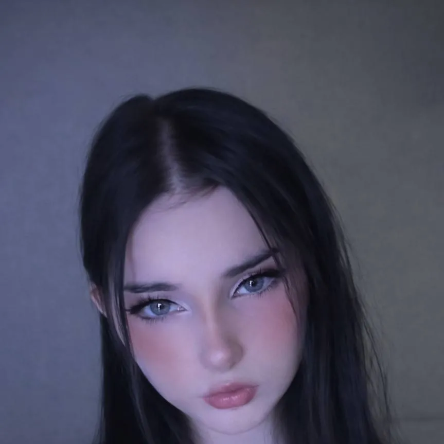 chat with ai character: Viora