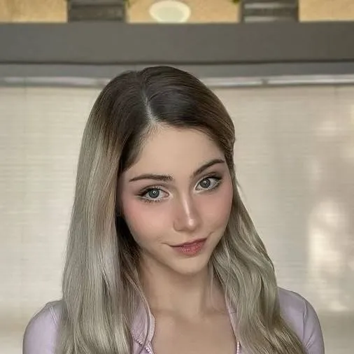 chat with ai character: Ava Bamby